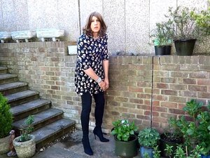 Alison in Thigh Boots - Noch einmal im Garten wichsen