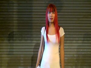 Voimassa oleva thaimaalainen ladyboy pinkillä ejakulaatiolla