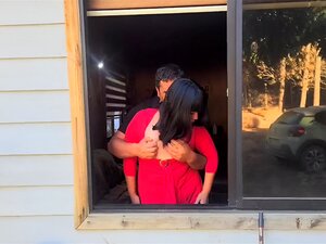 маћеха изненађујуће буши у прозору