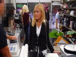 Verzweifelte MILF gefeuert und dann gefickt