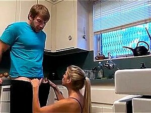 Großbusige blonde Milf fickt einen frischen Schwanz in der Küche