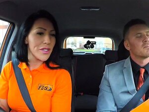 Bambola prosperosa succhia un grosso cazzo in macchina