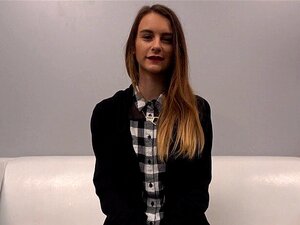 Unterwürfiges Model wurde laut, als er den Schwanz spürte. Ein