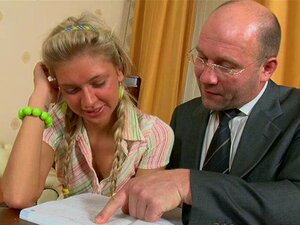 Une nana fait plaisir à une prof mature avec sa chaste chatte