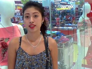 Filipina mit kleiner, enger Muschi zeigt ihm, dass er dünn ist.