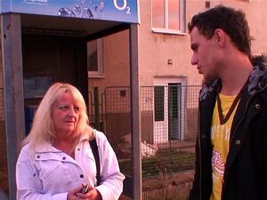 Han plockar upp 70 år gammal mormor