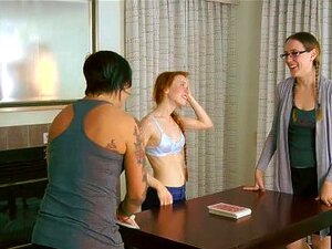 Drei Frauen spielen ein Strip-Kartenspiel, das in Nacktheit endet