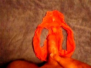 Creampie in Ehefrauen kommt mit befleckten Höschen