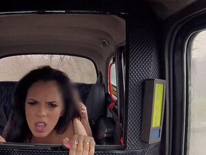 Grote tieten en kont babe neukt in taxi. Enorme kont in spijkerbroek