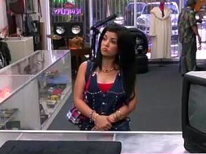 promettente e disperata, questa splendida ragazza soddisfa i suoi