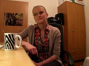 PublicAgent Video. Kate, Stackars blonda Kate faller för min