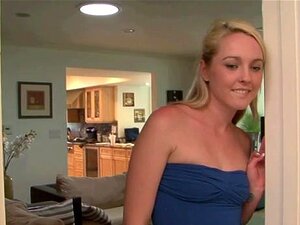 Une mignonne blonde suce et baise un énorme gros chibre noir
