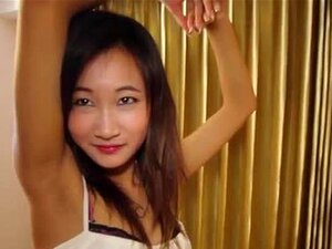 Niedliche, kaum legale Hottie kommt von einem riesigen Schwanz.