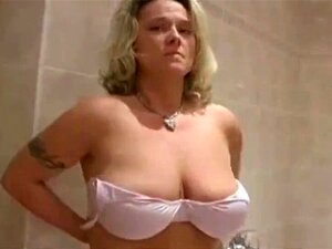 Blonde rijp in de douche. Blonde rijp onder de douche