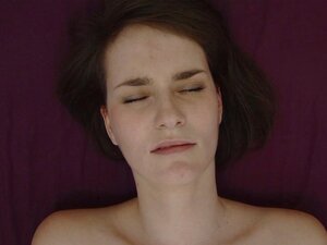 Amateur Meisje Bereikt Haar Eerste Kutje Orgasme