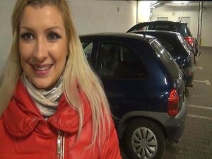 Hat einen Blowjob auf dem Parkplatz bei einem Date gemacht