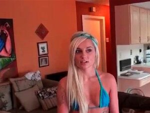 Nydelig blondine leker med fitte i POV