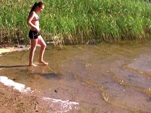 Gli studenti fanno sesso durante una festa pic-nic all'aperto