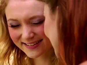 Süße Ariana und Dakota bekommen ihre nasse Muschi gefickt. Süße