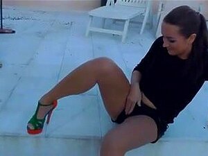 Schöne deutsche Brünette, sie liebt es wirklich, anal zu sein, und