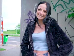 Public Agent Sweet Cutie bringt seine Träume zum Kommen
