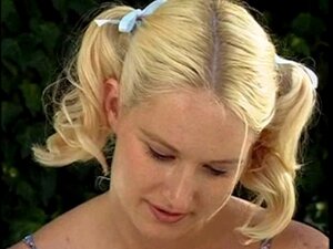 Süße Blondine in weißen Strümpfen mit Anal