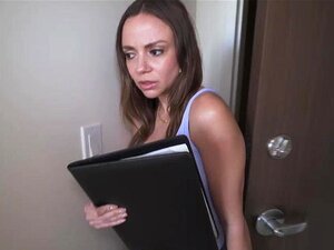 Johnny's stiefouders hebben hem een tutor gestuurd om hem te helpen