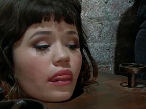 Schiava asiatica con collo intrappolato e minuta, la bruna Yhivi viene