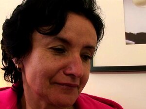 Donna matura pelosa viene raccolta per giocare