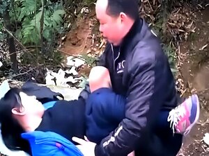 Schlampige asiatische Ehefrau wird draußen von ihrem Liebhaber