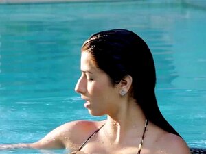 Busige Süße masturbiert in der Badewanne