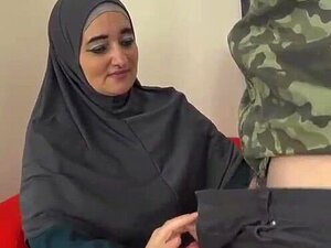 Muslimische Frau lutscht Stangen und wird kostenlos durchgebohrt,