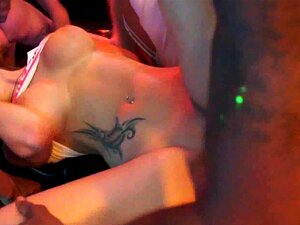 Heiße Pornostars ficken im Club