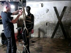 libertijnse fetisj en latex en bondage shibari vastgebonden bd