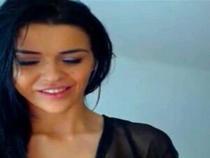 Schau dir diese brünette Schönheit mit großen Titten und einem