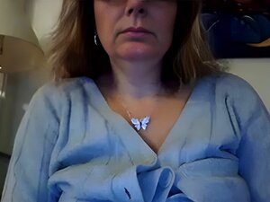 Altes Mädchen neckt Ihre Muschi, reibt Titten