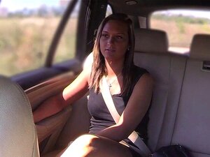 Babe sitzt auf dem Schwanz eines Fake-Taxifahrers in der