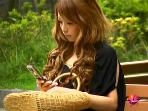 Eine bezaubernde japanische Brünette, die von einem Kerl im Park