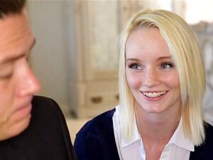 Tief in dreckige Muschi bohren. Mächtiger Typ bohrt gerne tief in