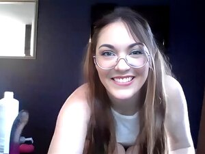 college-Mädchen-outfit - camgirl masturbiert mit einem dildo und