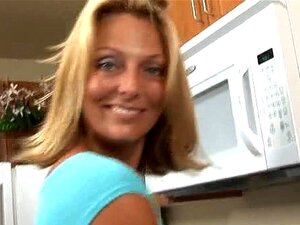 Busige Milf-Hausfrau füllt Muschi mit riesigem Spielzeug