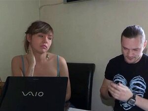 Seine Freundin wird hart gefickt. Typ sitzt und starrt seine Freundin