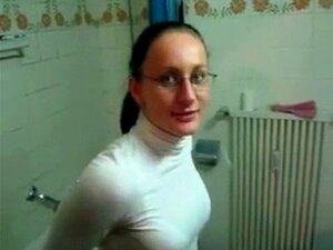 Bescheidenes Mädchen wird verrückt mit Schwanz