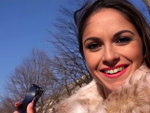 Die spanische Schlampe Marta mit riesigen Brüsten wird von einem Kerl