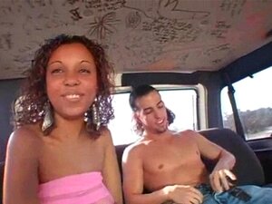 Kiharainen ebony menee lutkaksi seksibussikyrvän kanssa. Eebenpuinen