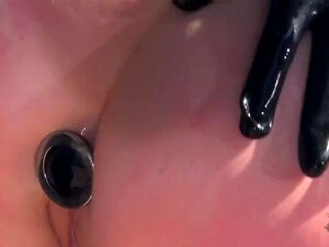 Versaute Latex-Lucy mit riesigen Titten und großem Arsch im kinky