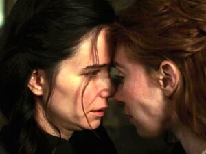 Vanessa Kirby und Katherine Waterston in Lesbensexszenen