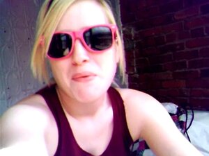 YouPorn Girl Video Blog #22 - Satine beißt den großen Apfel