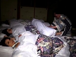 Heiße japanische Gruppensex-Creampie in Tokio