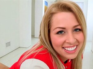 Erregendes Facesitting. Zarte frische Babe verwöhnt Kerl mit nassem